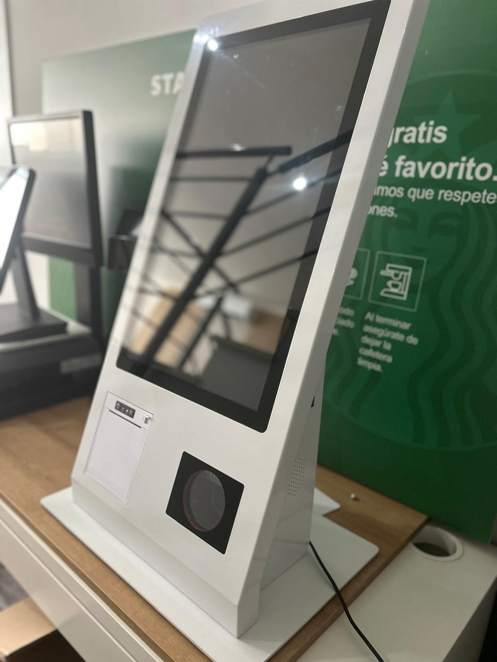 Quiosco interactivo profesional 21,5” – autoservicio inteligente para tu negocio