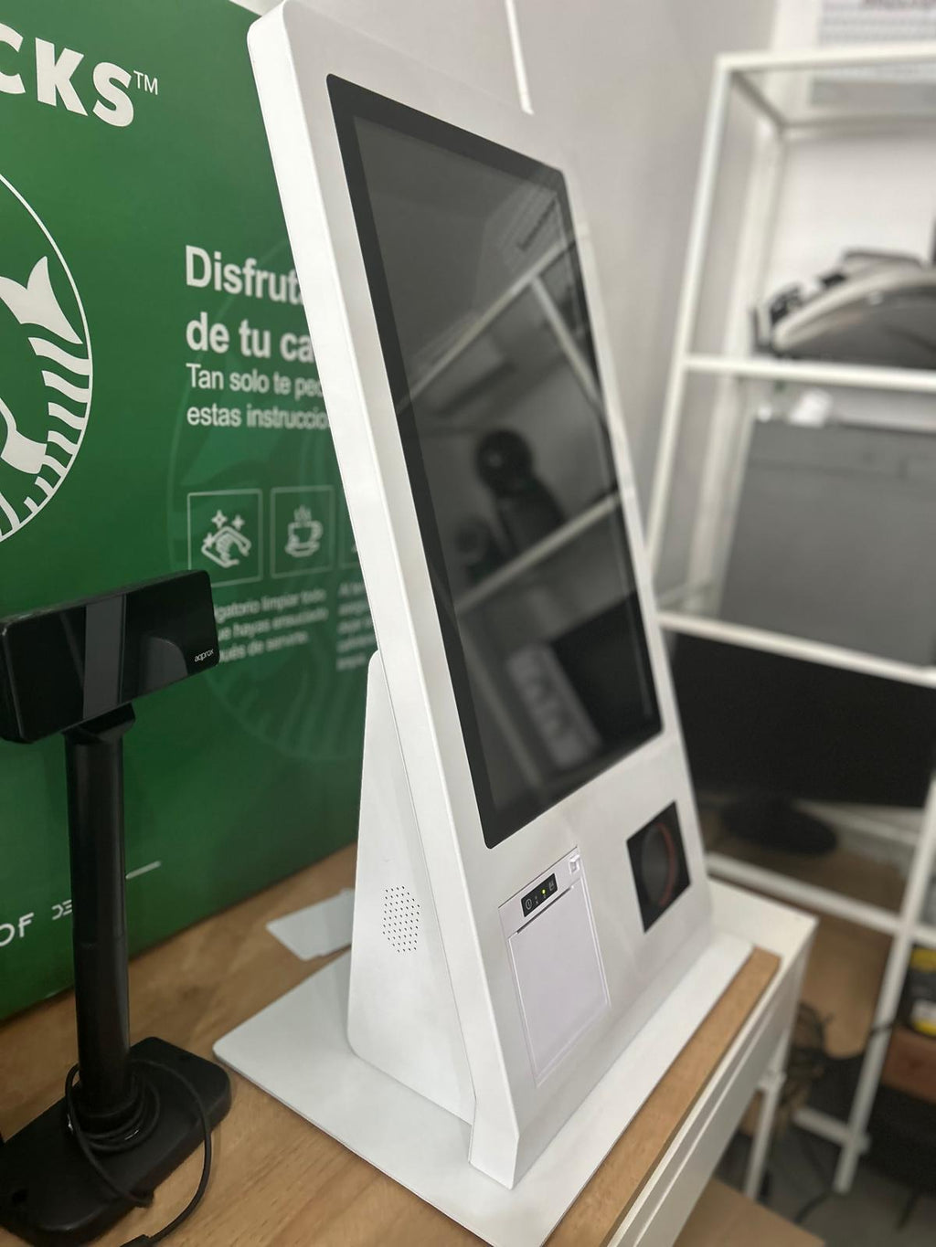 Quiosco interactivo profesional 21,5” – autoservicio inteligente para tu negocio